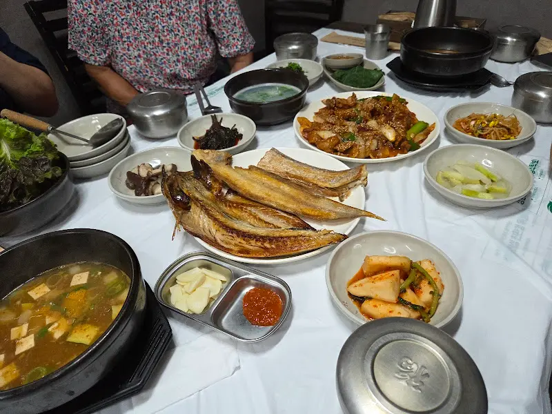 푸짐하게 차려진 한상차림