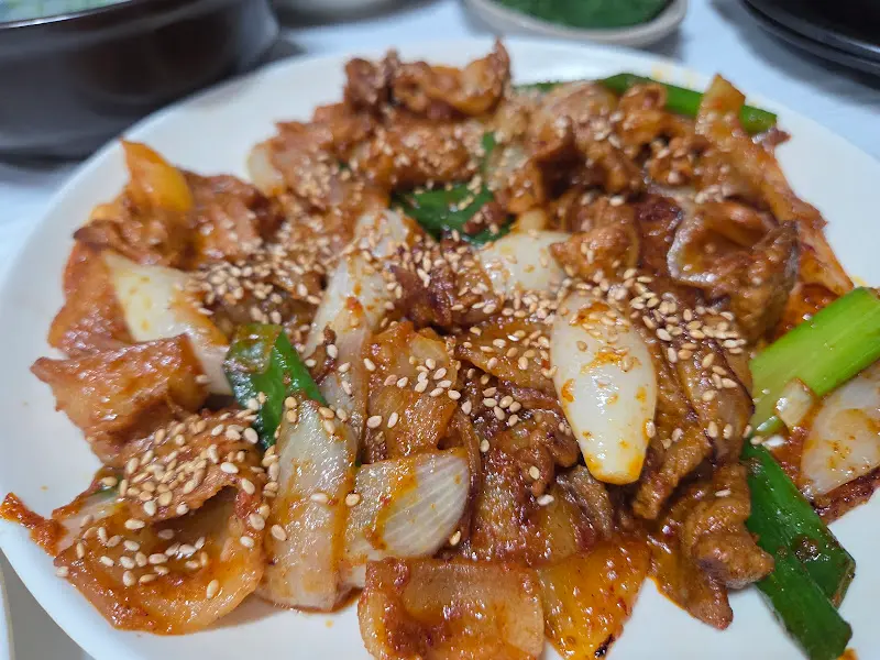 윤기가 흐르는 두루치기