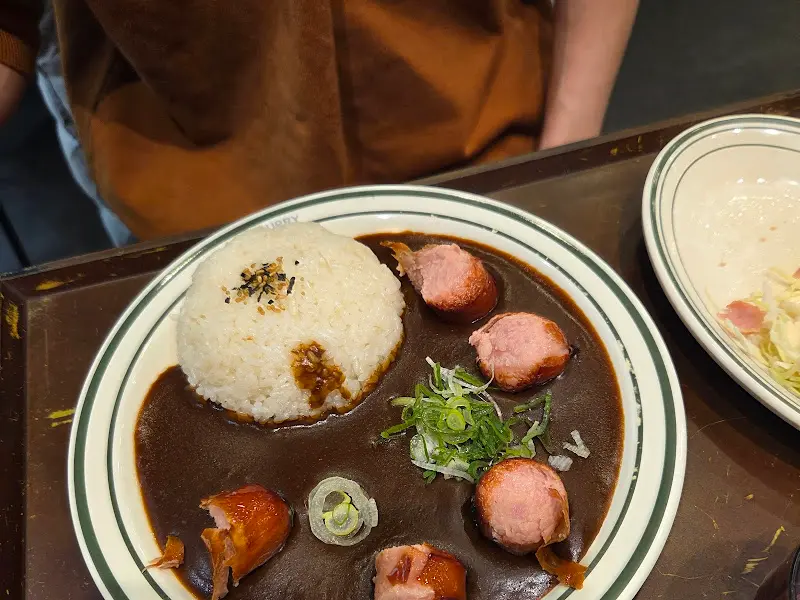 카레에 밥을 비벼먹는 모습