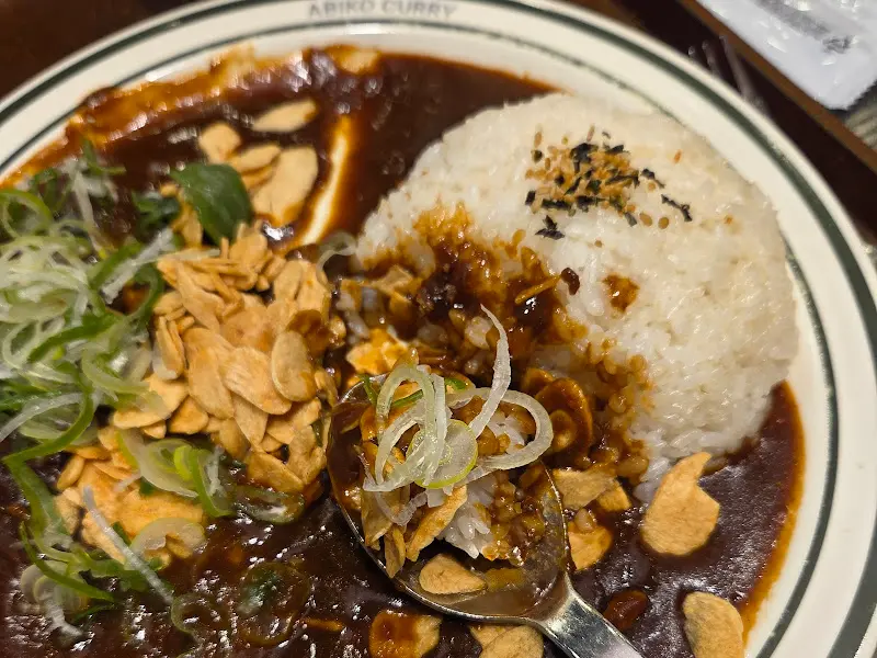 카레와 토핑이 듬뿍 올려진 모습