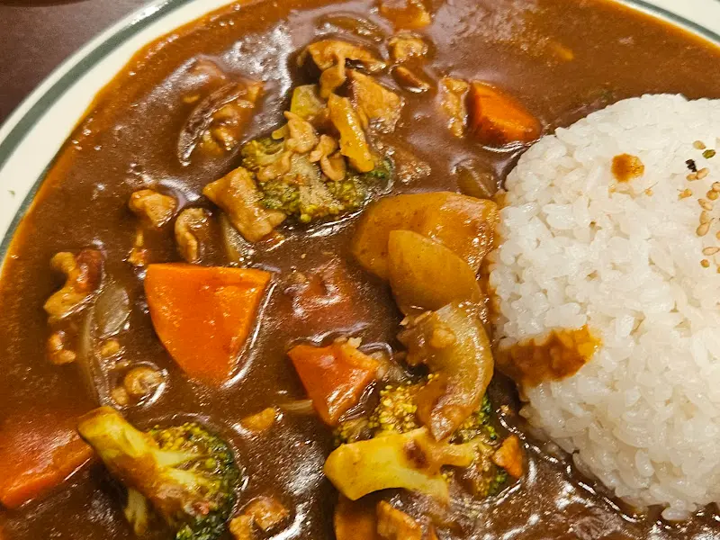 카레와 밥, 야채가 조화롭게 담긴 모습