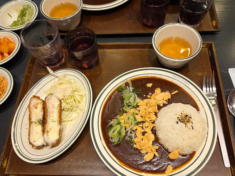 테이블 가득 차려진 카레 정식