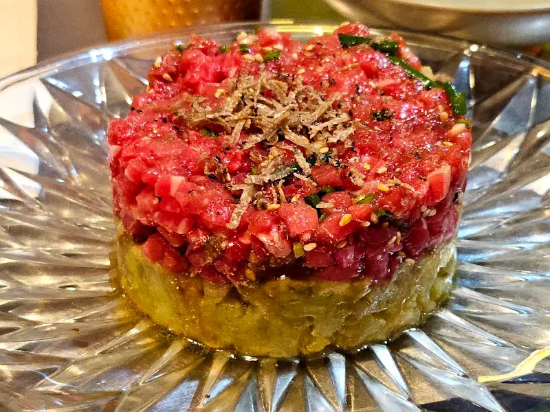 아보카도가 곁들여진 육회