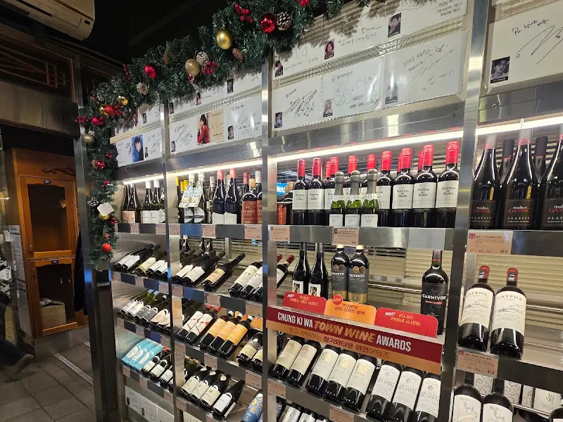 다양한 와인들이 진열된 와인 냉장고