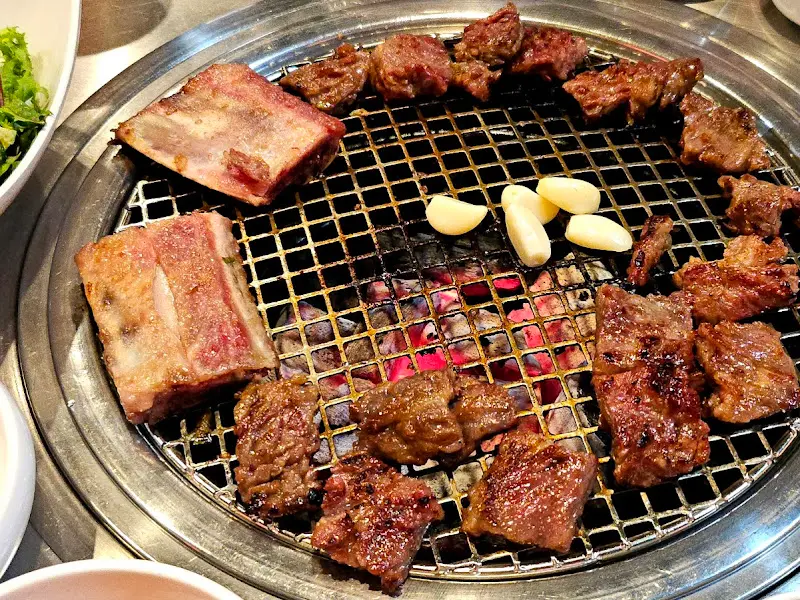 잘 구워진 LA갈비 조각들