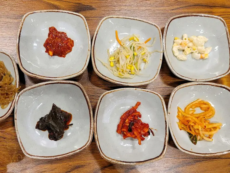 정갈하게 담긴 여섯 가지 밑반찬