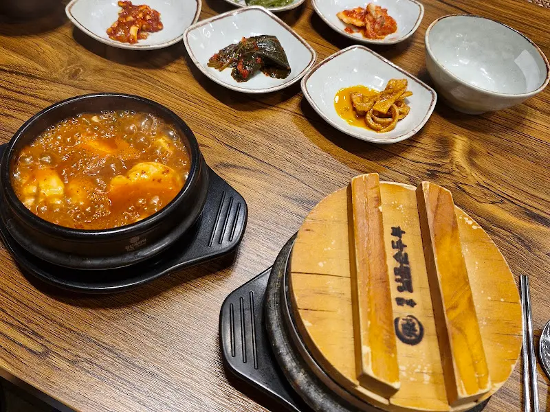 돌솥밥과 순두부찌개, 그리고 풍성한 밑반찬