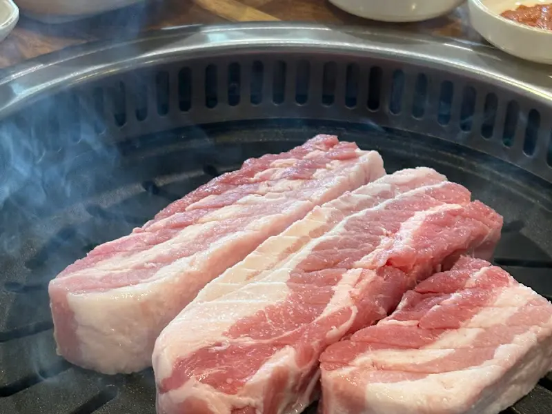 두툼한 숙성 생삼겹살