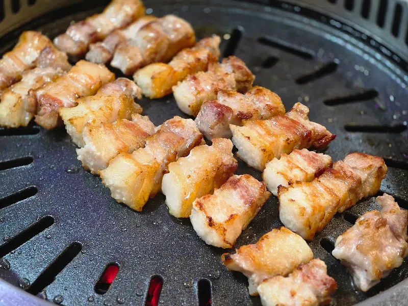 노릇하게 구워지는 삼겹살