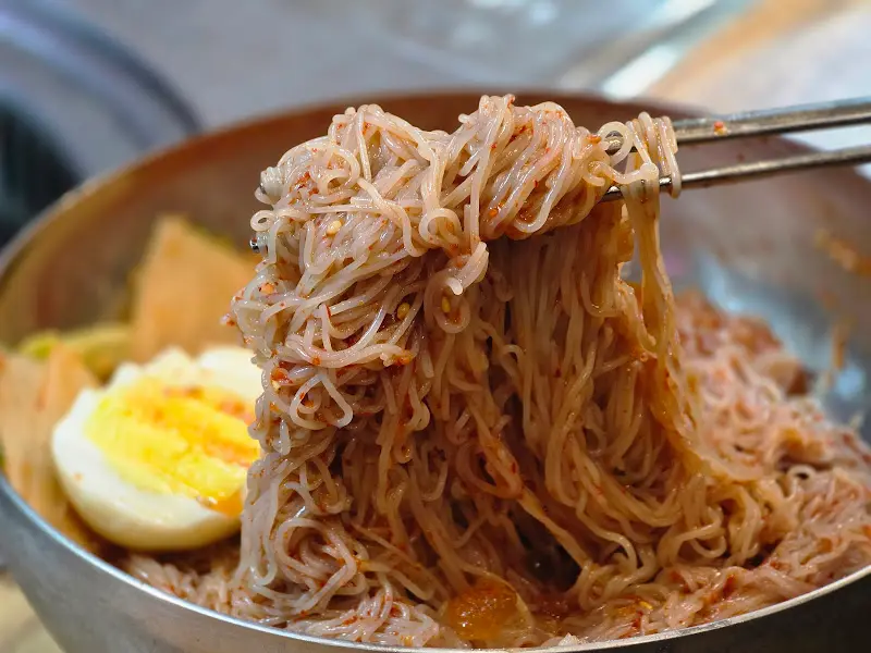 매콤한 비빔냉면
