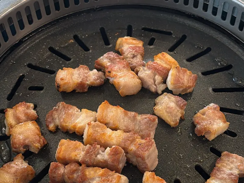 불판 위에서 익어가는 삼겹살