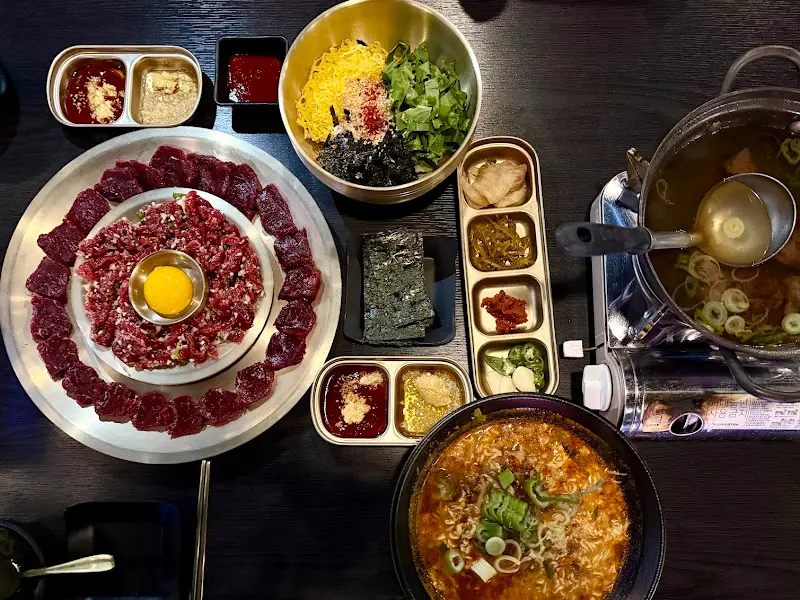 한 상 가득 차려진 음식