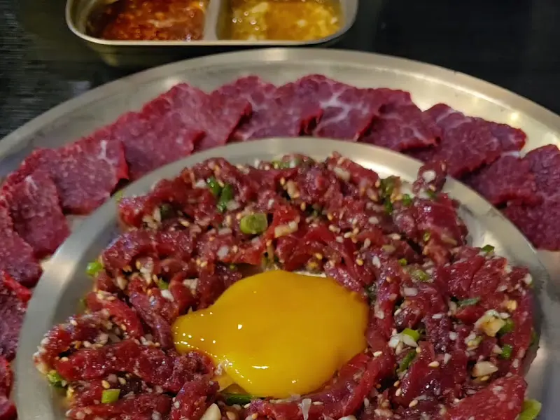 신선한 육회와 뭉티기