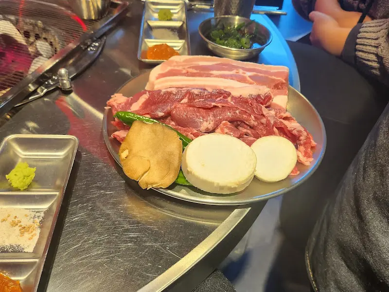 테이블 위에 놓인 삼겹살과 목살