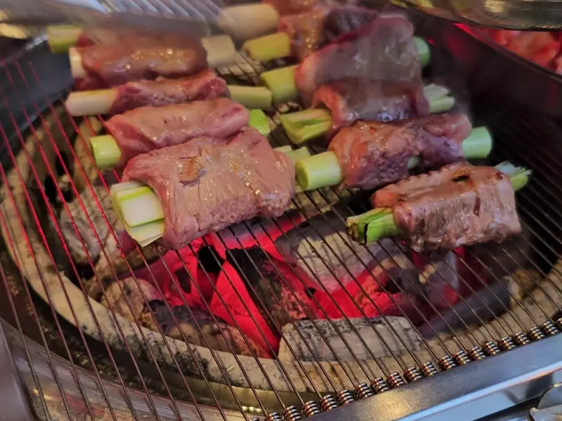 숯불 위에서 구워지는 통대파 갈매기살