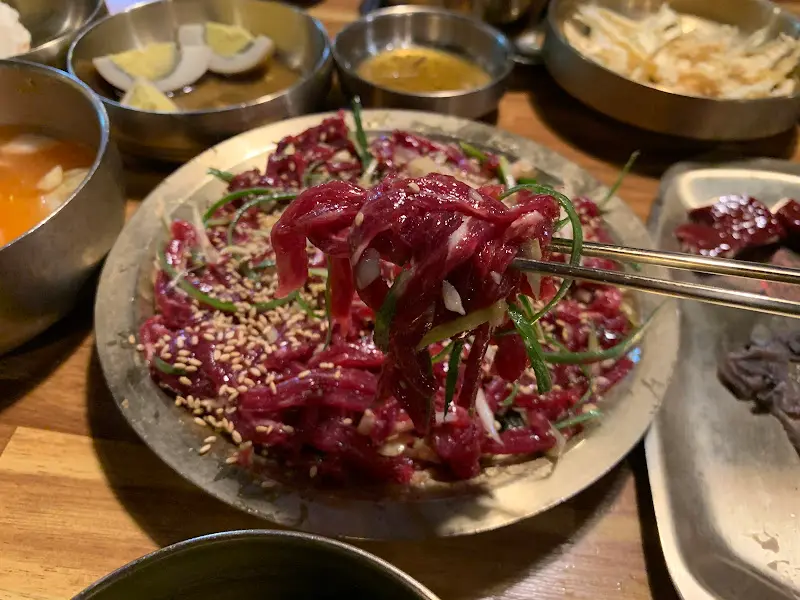 신선함이 살아있는 뭉티기의 자태