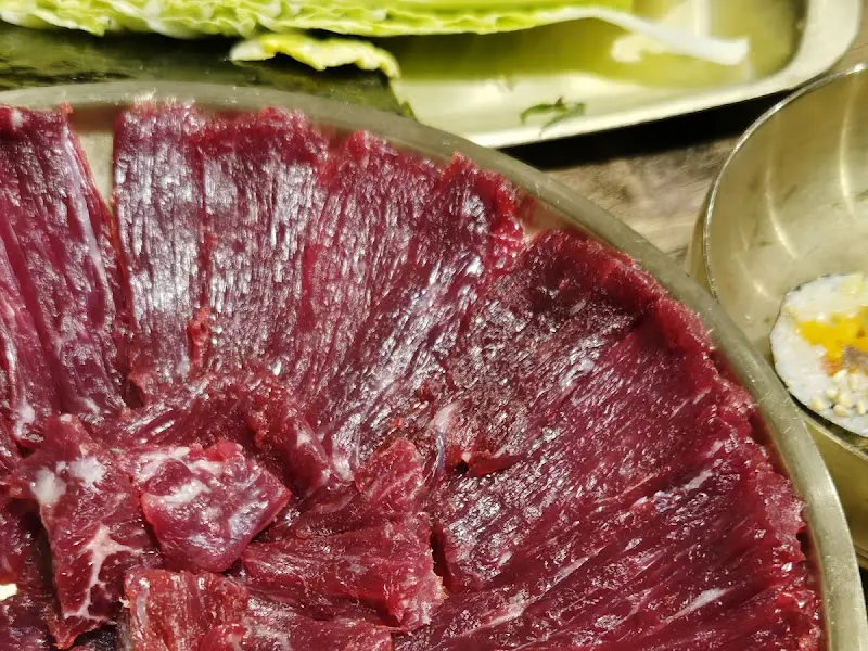 결대로 썰어져 나온 뭉티기의 신선함