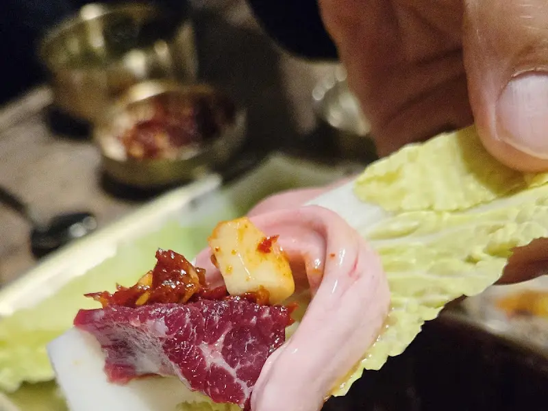 뭉티기를 배추에 싸서 먹는 색다른 즐거움