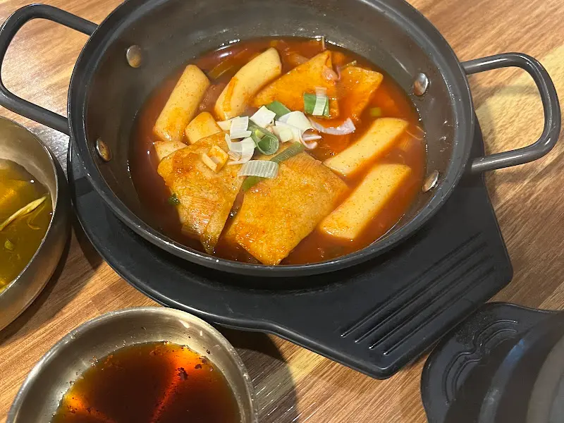 다양한 밑반찬과 함께 즐기는 뭉티기의 맛
