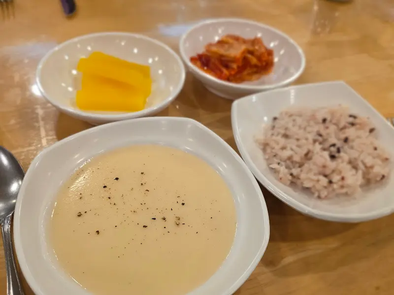 크림 스프, 밥, 김치, 단무지
