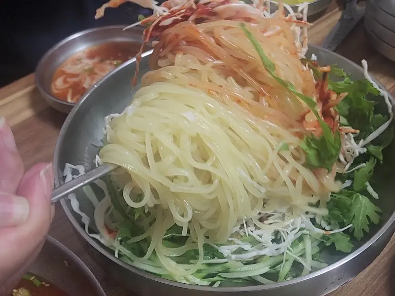 비빔 쫄면의 화려한 비주얼