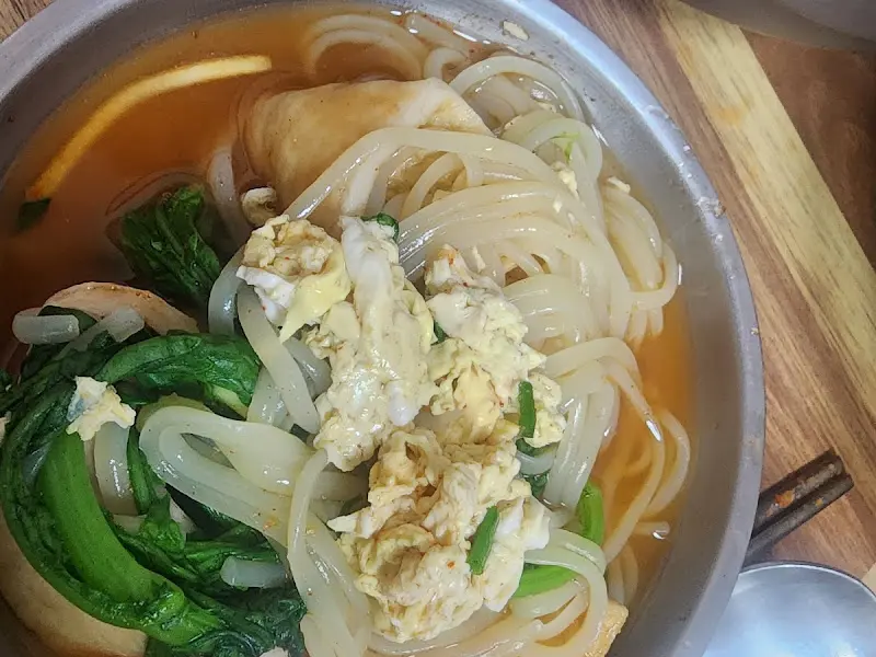 따뜻한 국물이 일품인 유부 쫄면