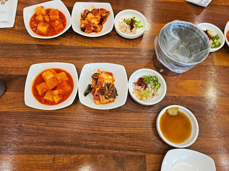 깔끔하게 제공되는 반찬