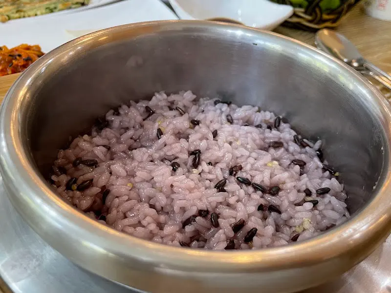 윤기가 흐르는 흑미밥