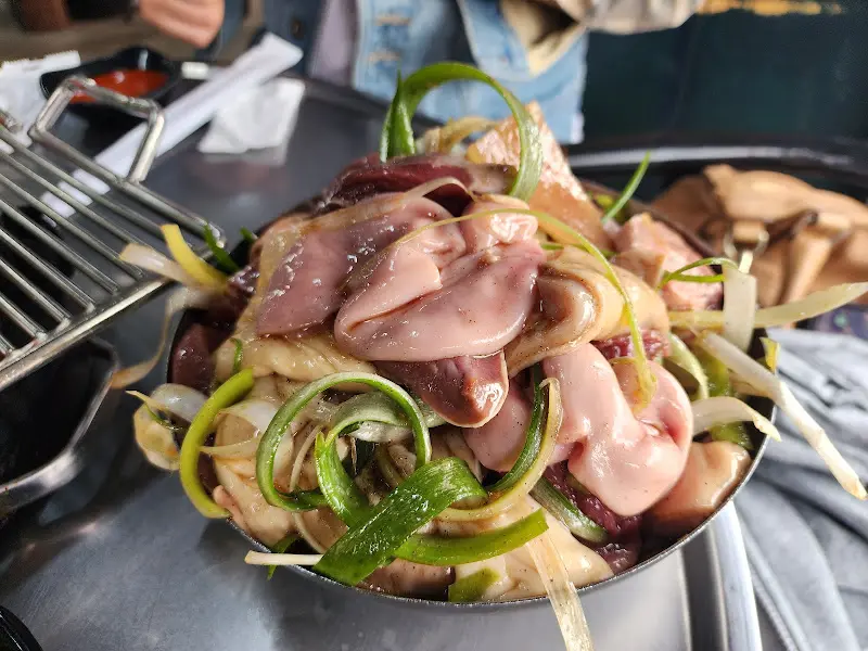 푸짐한 부속고기 한 접시