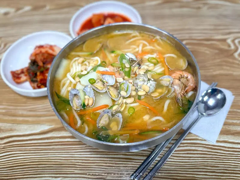 푸짐한 바지락 칼국수