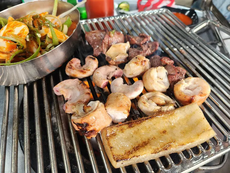 불판 위에서 익어가는 고기