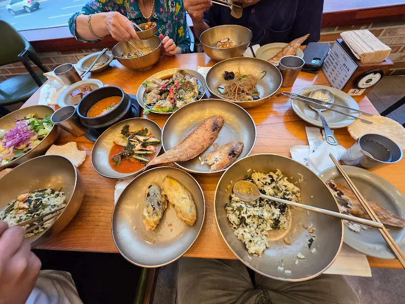 놋그릇에 담긴 정갈한 반찬들