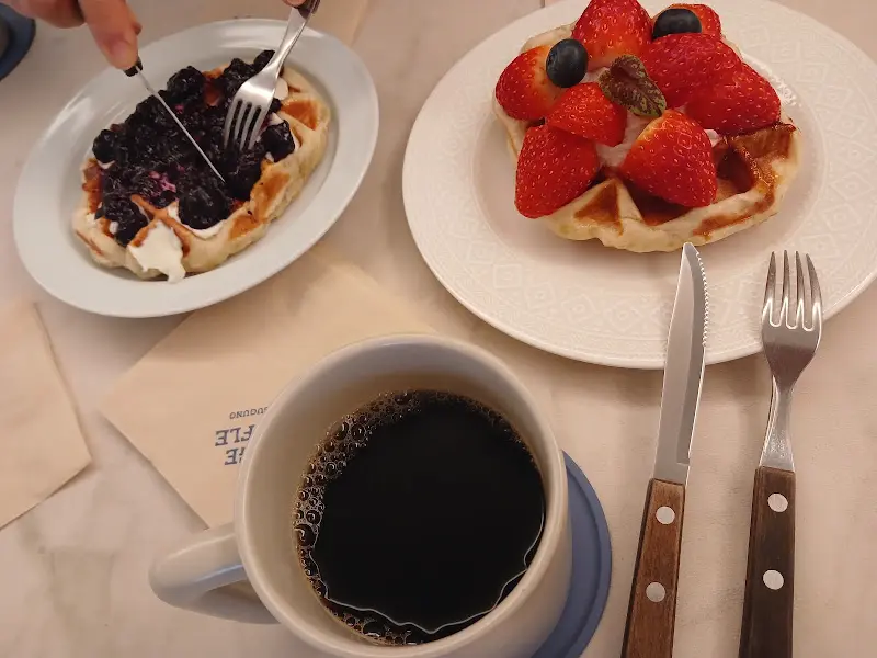 블루베리 와플과 딸기 와플