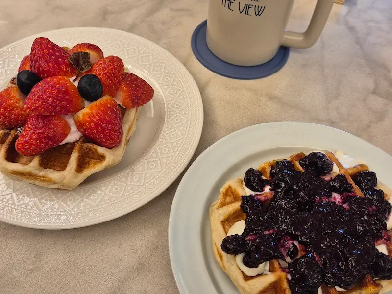 접시에 담긴 딸기 와플과 블루베리 와플