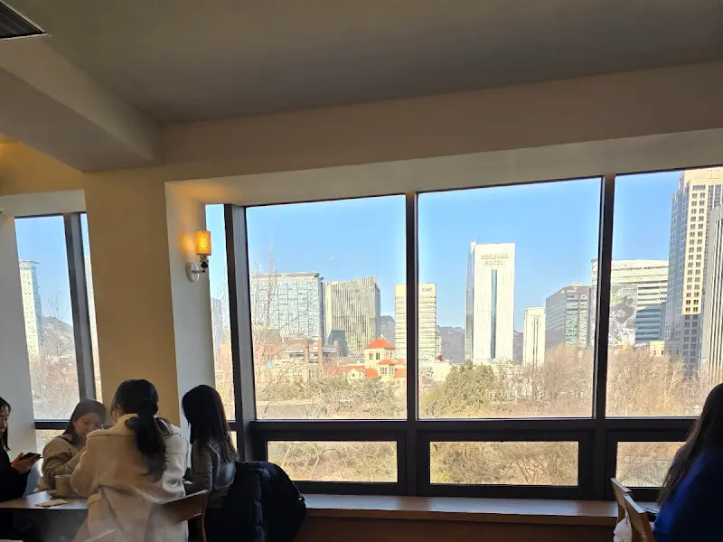 카페에서 바라본 서울 시청 풍경