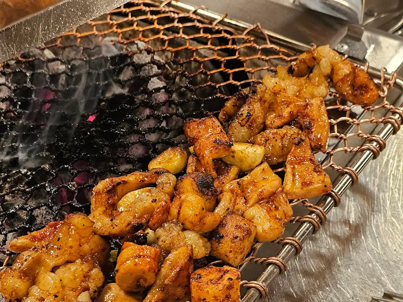 숯불 위에서 익어가는 양대창과 마늘