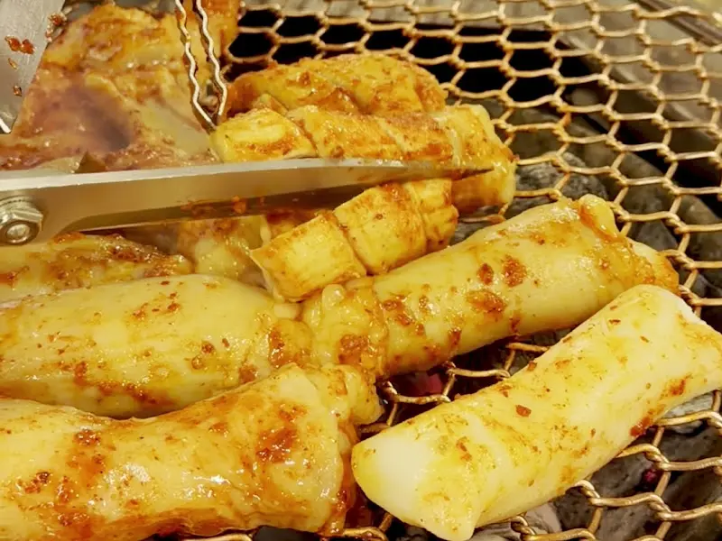 숯불 위에서 구워지는 대창과 떡