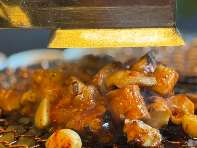 숯불 위에서 익어가는 양대창과 마늘