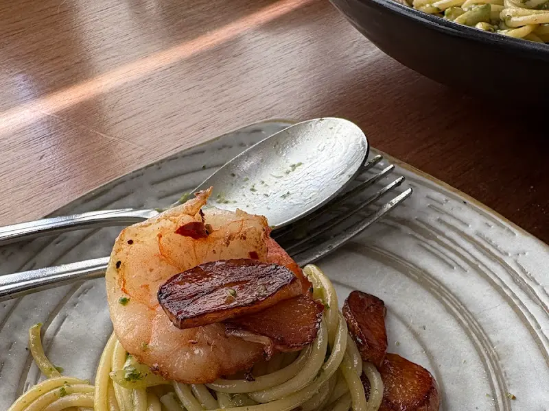 새우와 구운 마늘이 곁들여진 파스타