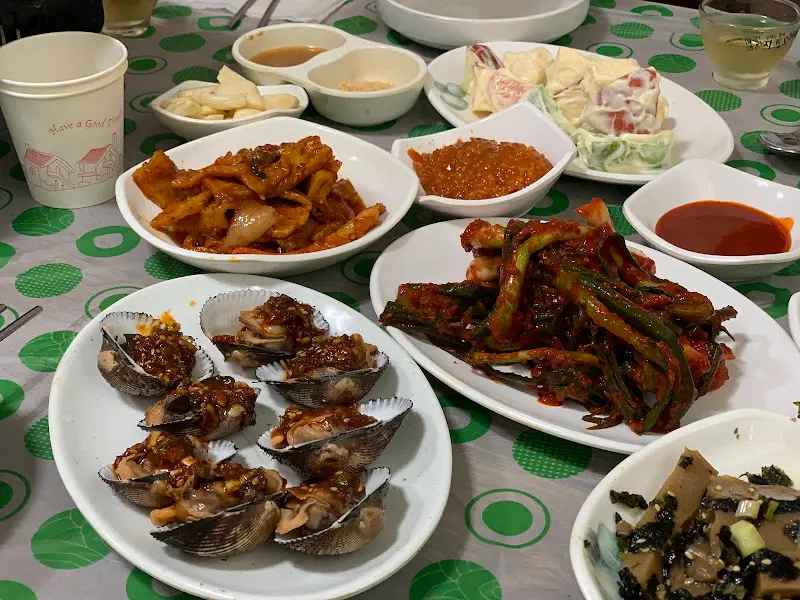 푸짐하게 차려진 밑반찬