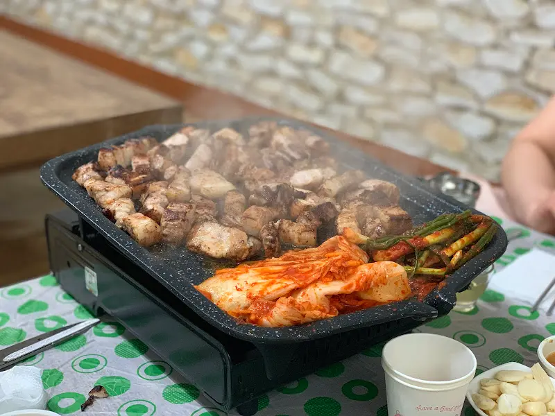 불판 위에서 맛있게 익어가는 와인 숙성 통삼겹살