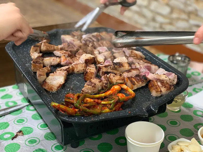 먹기 좋게 잘라 구워낸 삼겹살