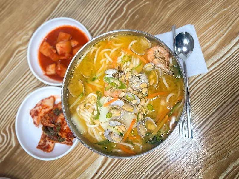 바지락 칼국수 한 상 차림