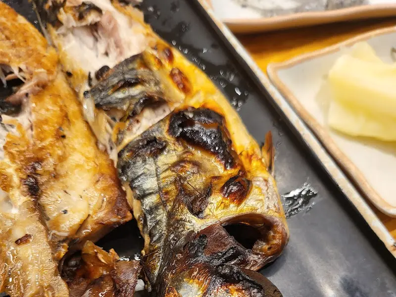 노릇하게 구워진 고등어