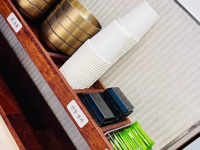 수저, 컵이 비치된 테이블 서랍