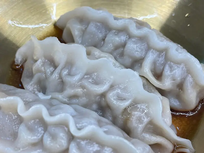 윤기 자르르 흐르는 갈비만두