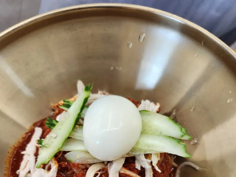 비빔 밀면의 모습