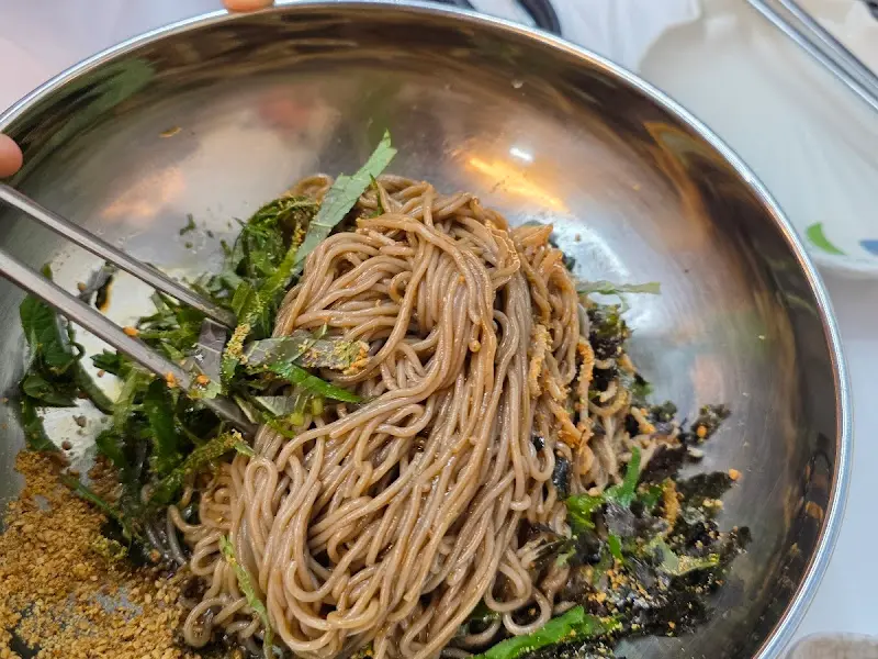 들기름 막국수 비비는 모습