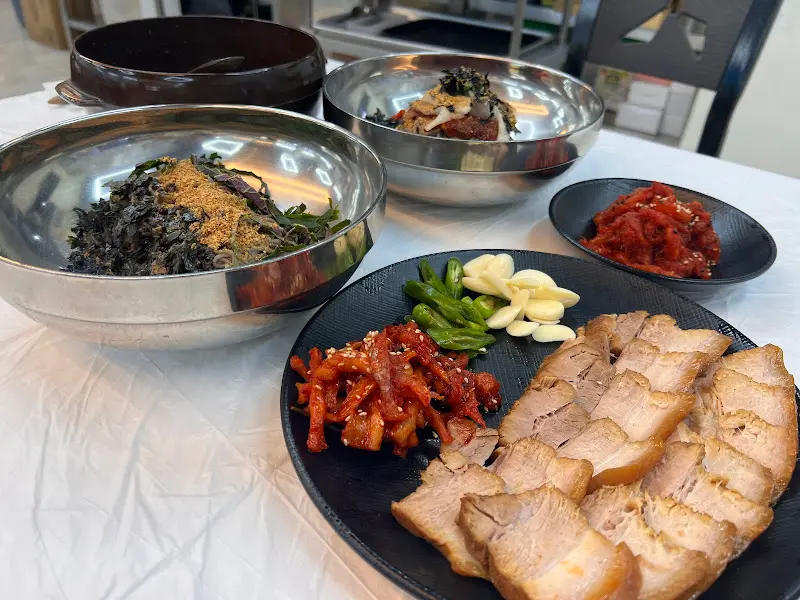 들기름 막국수와 수육 한 상 차림