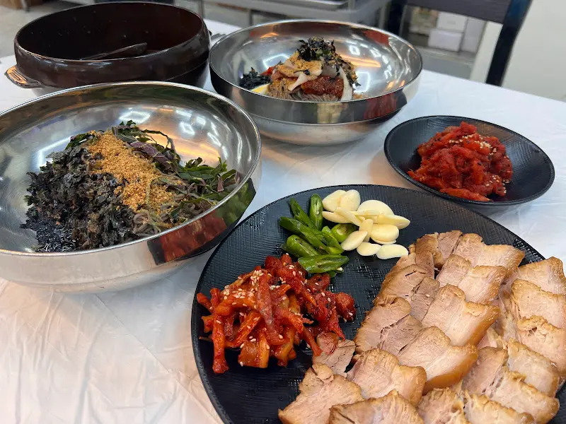 들기름 막국수, 명태회 막국수, 수육 한 상 차림